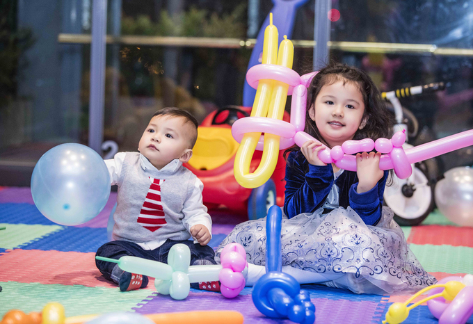 Vợ chồng Jennifer Phạm mừng sinh nhật con trai út